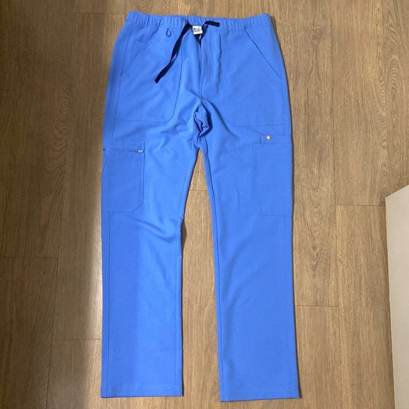 Mens figs scrubs cargo style size medium. Never worn with tag still on - Picture 1 of 4